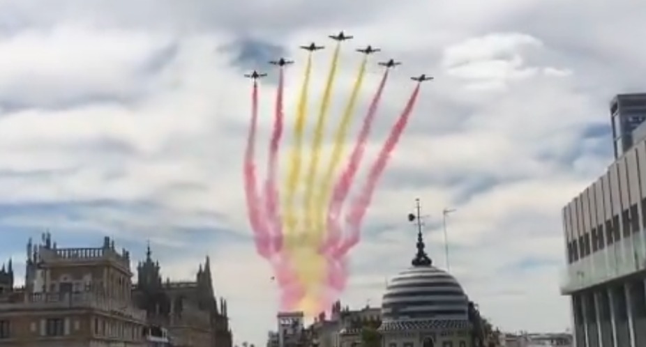 El Ejército del Aire ‘celebra’ la Feria dibujando una bandera de España en el cielo de Sevilla.