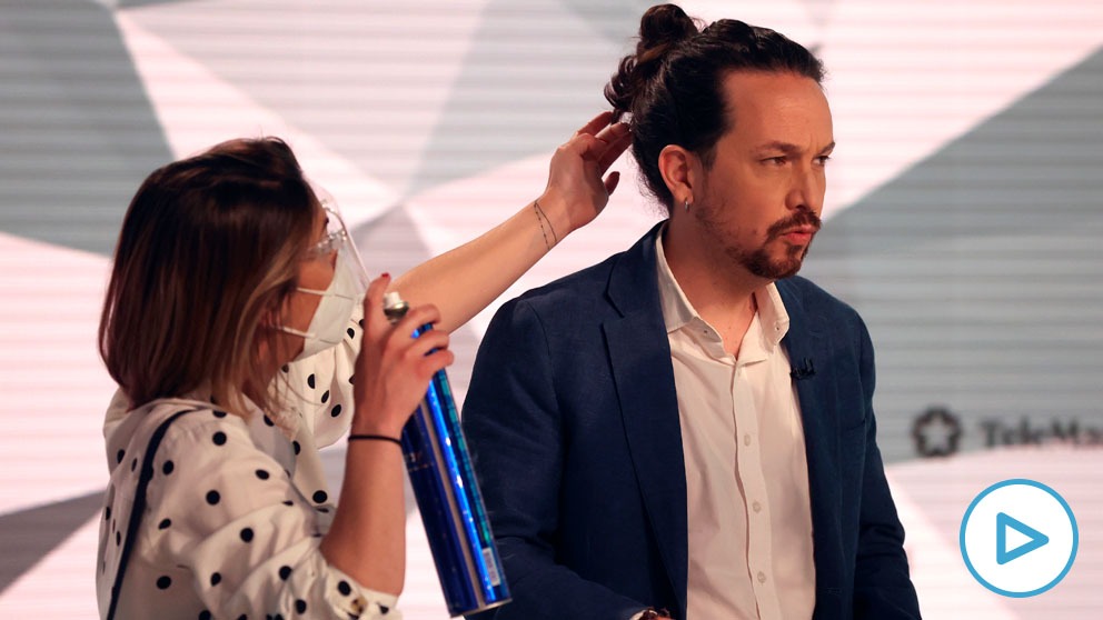 Una peluquera retoca el moño de Pablo Iglesias, candidato de Podemos a la Comunidad de Madrid, antes del inicio del debate de Telemadrid. (Foto: Efe)
