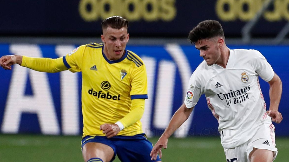 Iván Alejo ante el Real Madrid.