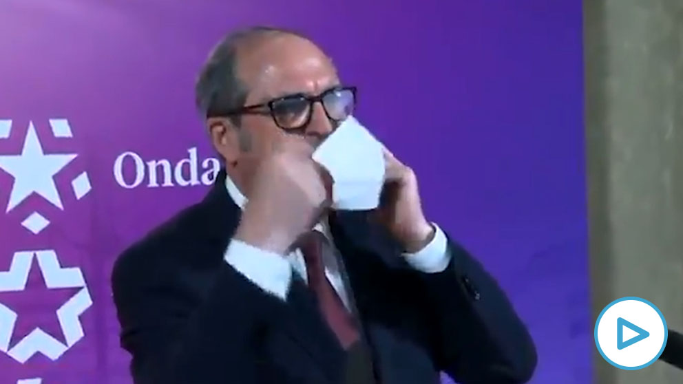 El vídeo viral de Gabilondo con las gafas empañadas ante la prensa-_Imagino que están ahí, no les veo_