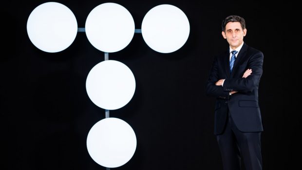 El presidente de Telefónica, José María Álvarez-Pallete, con el nuevo logo