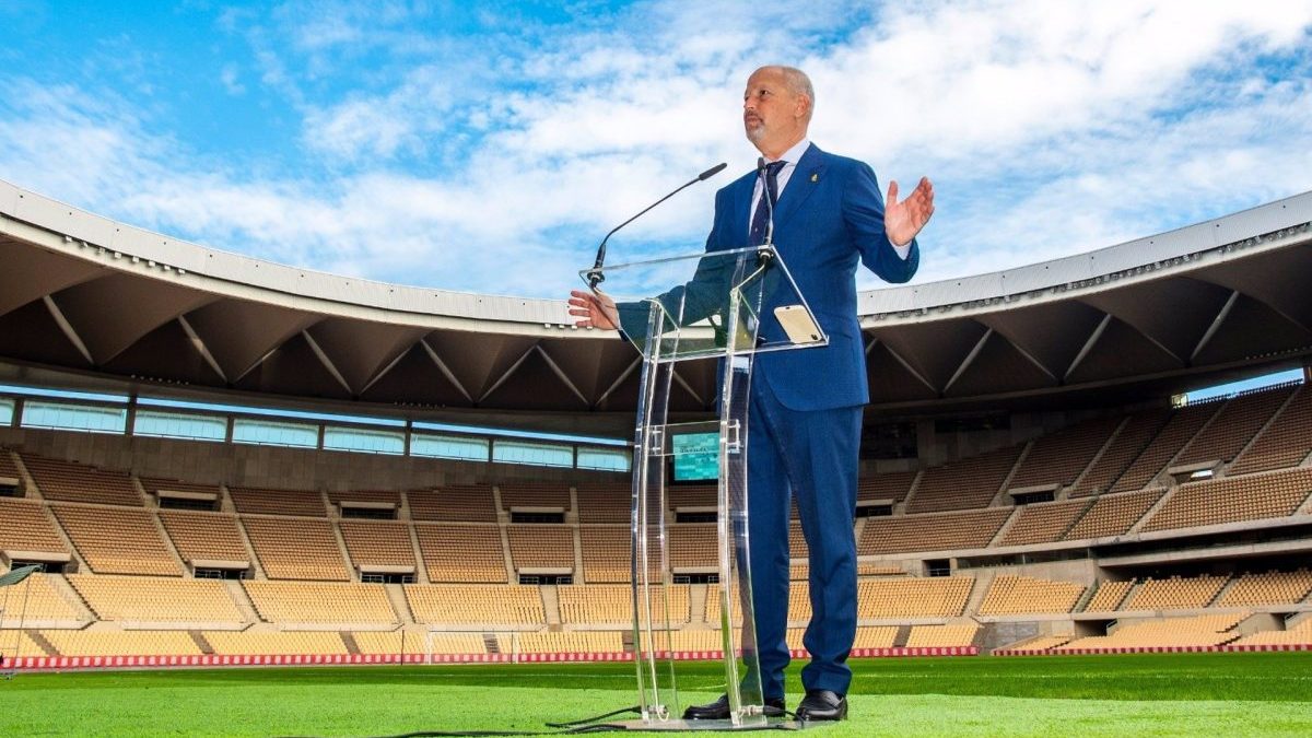 El consejero de Educación y Deportes de la Junta, Juan José Imborda, en el estadio de La Cartuja.