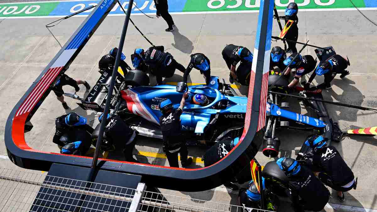 Fernando Alonso en boxes. (AFP)