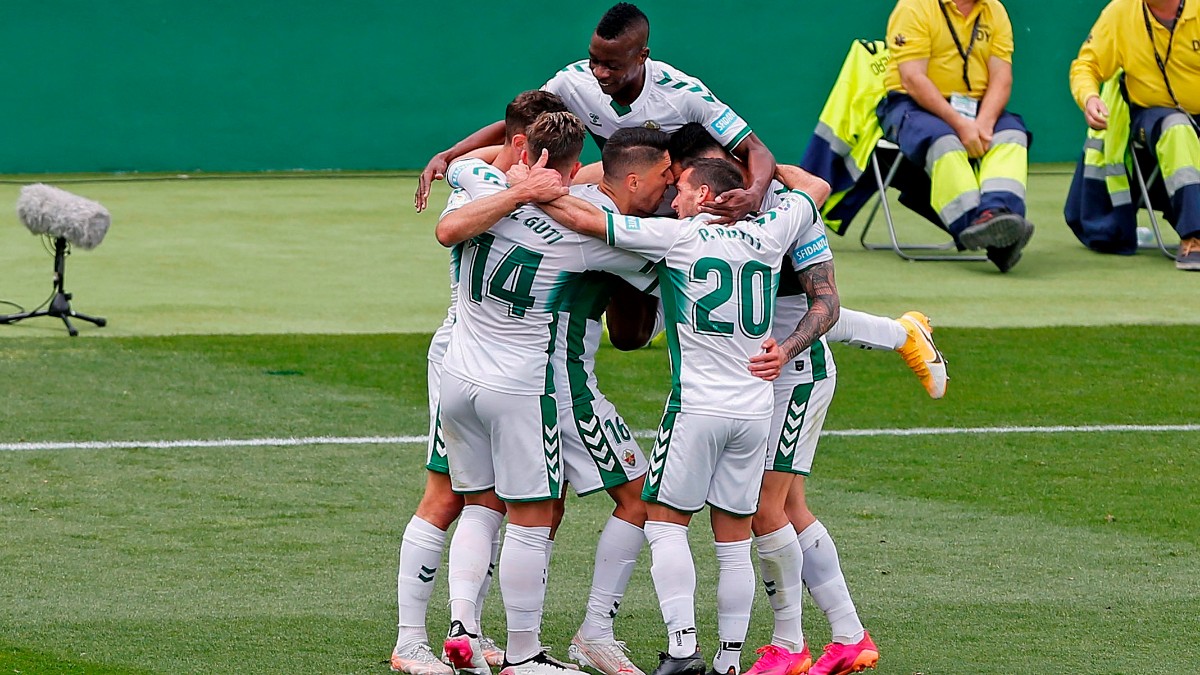 Los jugadores del Elche celebran el gol de Lucas Boyé ante el Levante. (EFE)