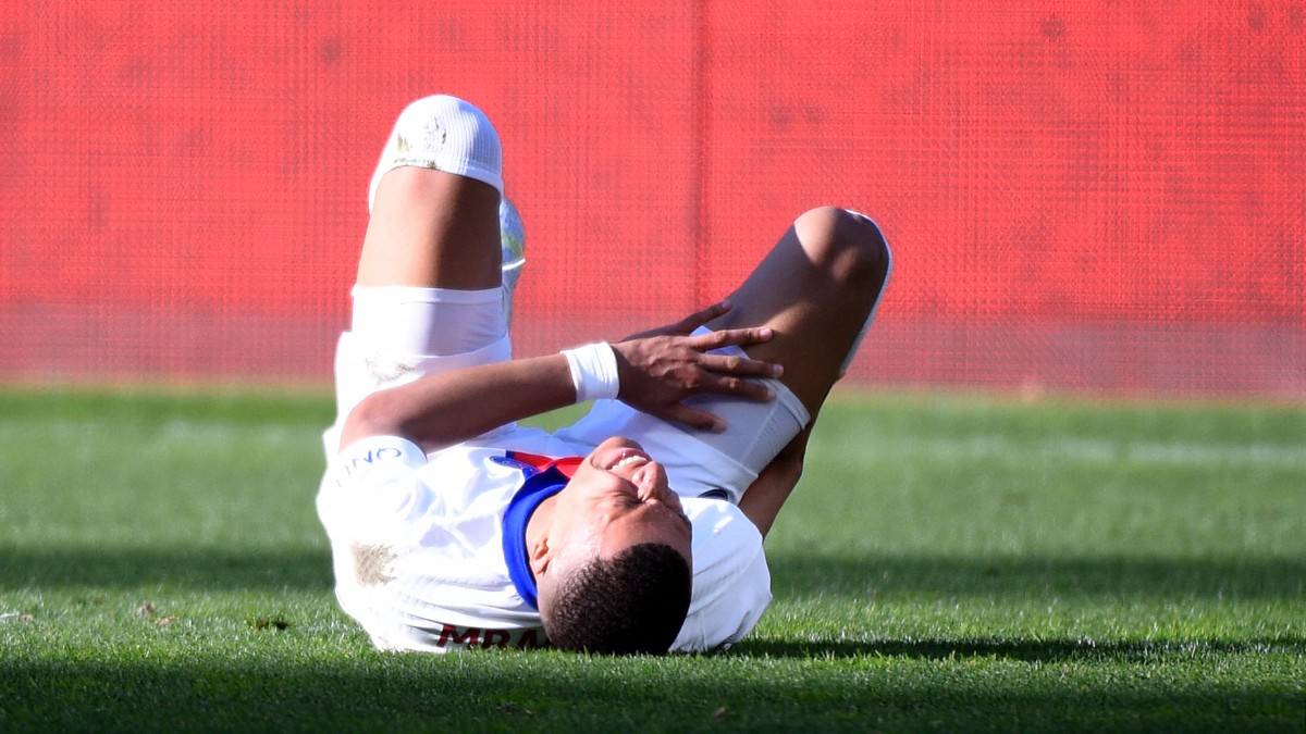 Mbappé se duele durante un partido del PSG. (AFP)