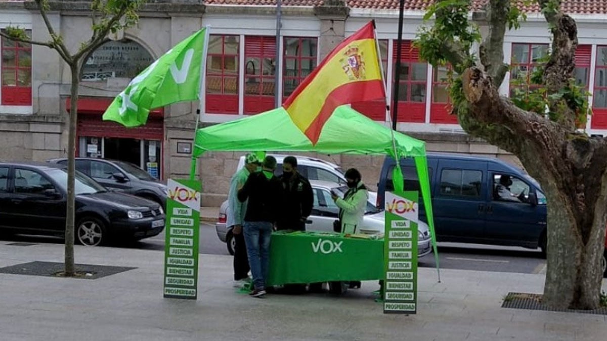 Mesa informativa de Vox en Cangas.