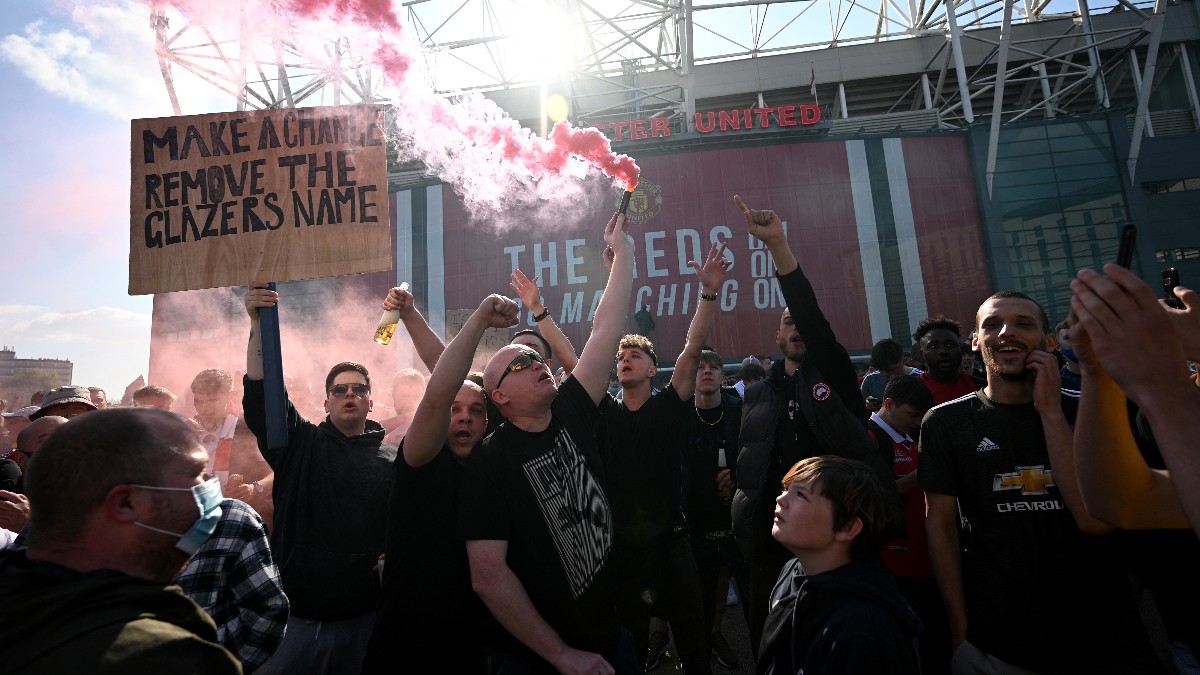 Aficionados del Manchester se manifiestan en Old Trafford. (AFP)