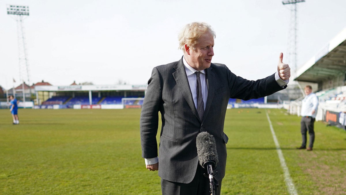 Boris Jonhson, en una visita reciente al Hartlepool United Football Club (AFP)