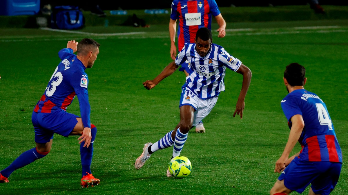 Isak, ante dos jugadores del Eibar. (EFE)