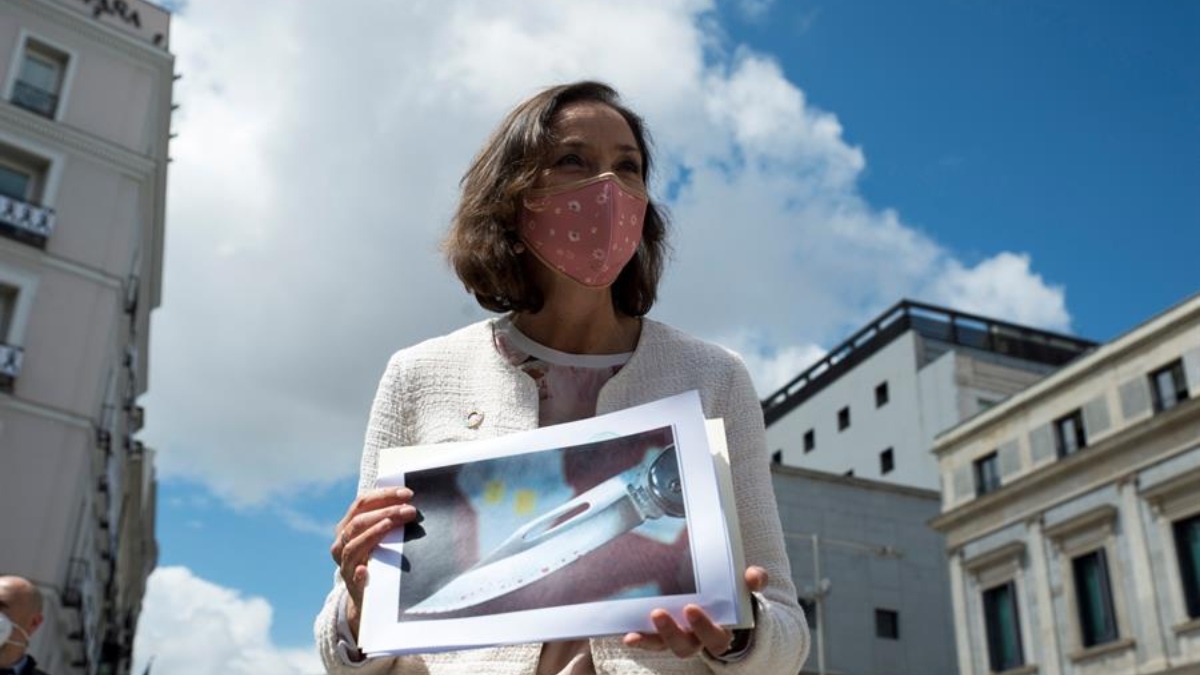 La ministra Reyes Maroto posa con la imagen de la navaja que le envió un individuo con esquizofrenia.