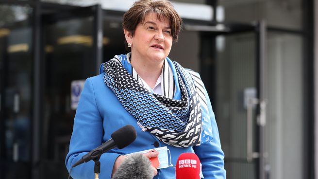 Dimite la ministra principal de Irlanda del Norte tras semanas de protestas de los unionistas
