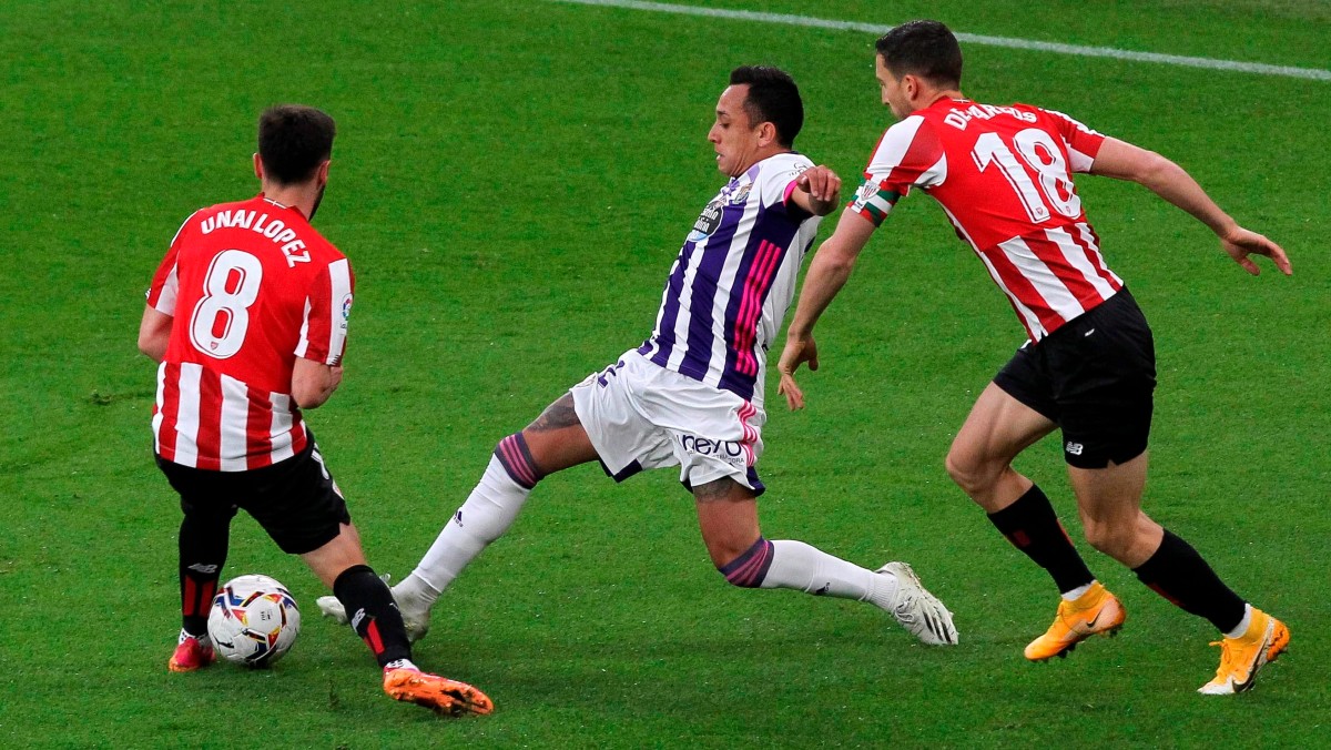 Orellana pugna por un balón con Unai y De Marcos. (EFE)