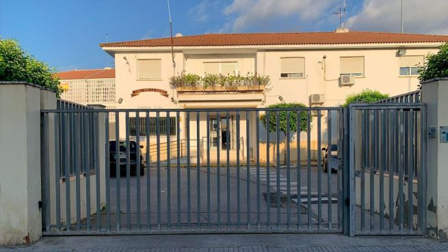Un individuo encapuchado embiste con un coche robado un cuartel de la Guardia Civil en Sevilla