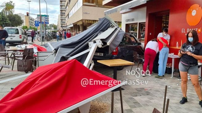 Un conductor ebrio arrolla la terraza de un restaurante de Sevilla: dos heridos de gravedad