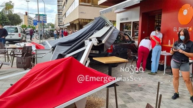 Un conductor ebrio arrolla la terraza de un restaurante de Sevilla: dos heridos de gravedad