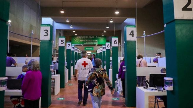 Andalucía pone 92.000 dosis en un día y fecha la vacunación de mayores de 45 «para finales de junio»