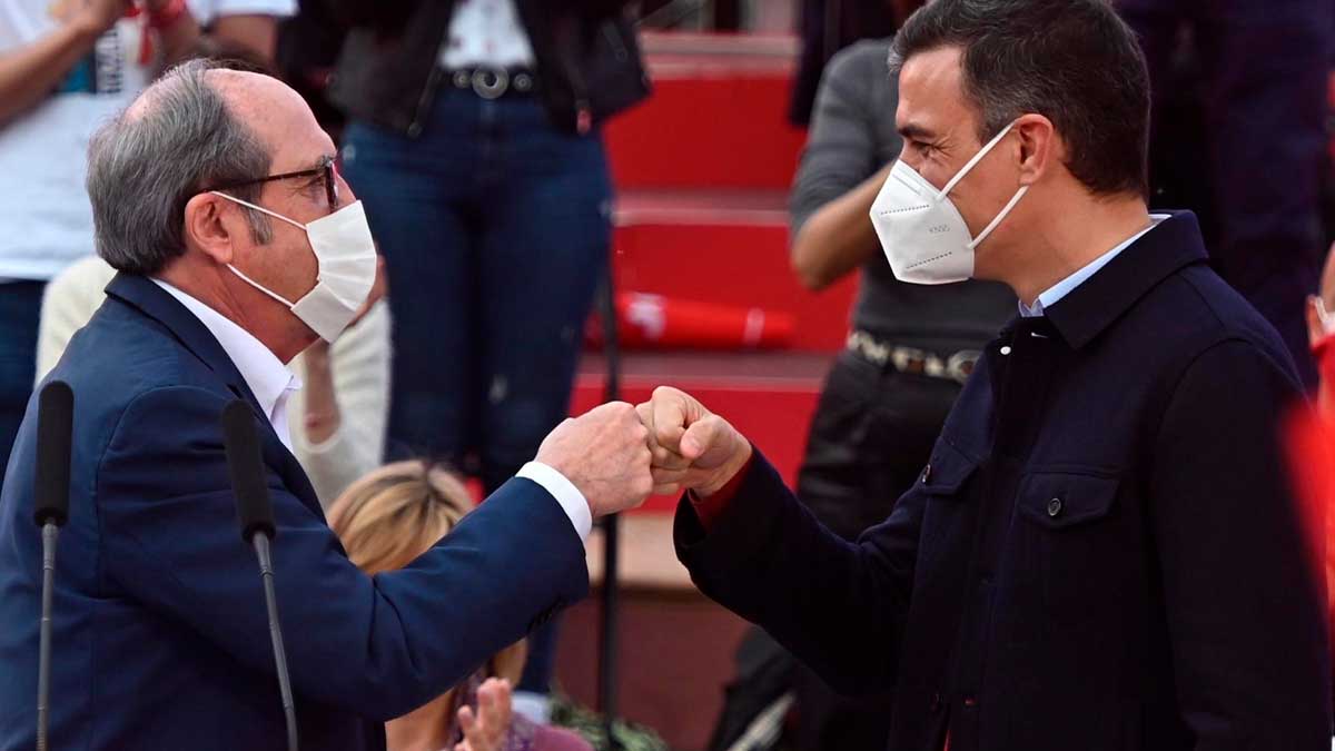 El candidato a la Comunidad de Madrid por el PSOE, Ángel Gabilondo, y el presidente del Gobierno, Pedro Sánchez, durante el acto de cierre de campaña del PSOE en las elecciones de Madrid 2021. Foto: EFE