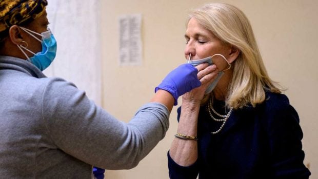 La actriz Catherine Russell, gerente del Theater Center de Broadway (Nueva York), se somete a una prueba de coronavirus. Foto: AFP