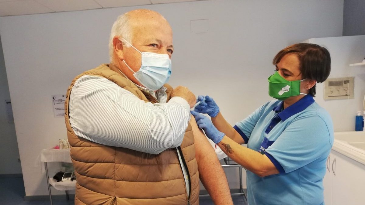 El consejero andaluz de Salud, Jesús Aguirre, vacunándose contra el Covid-19.