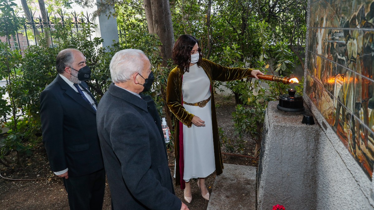 Ayuso preside la ofrenda floral a los Héroes del 2 de Mayo en el Cementerio de la Florida.
