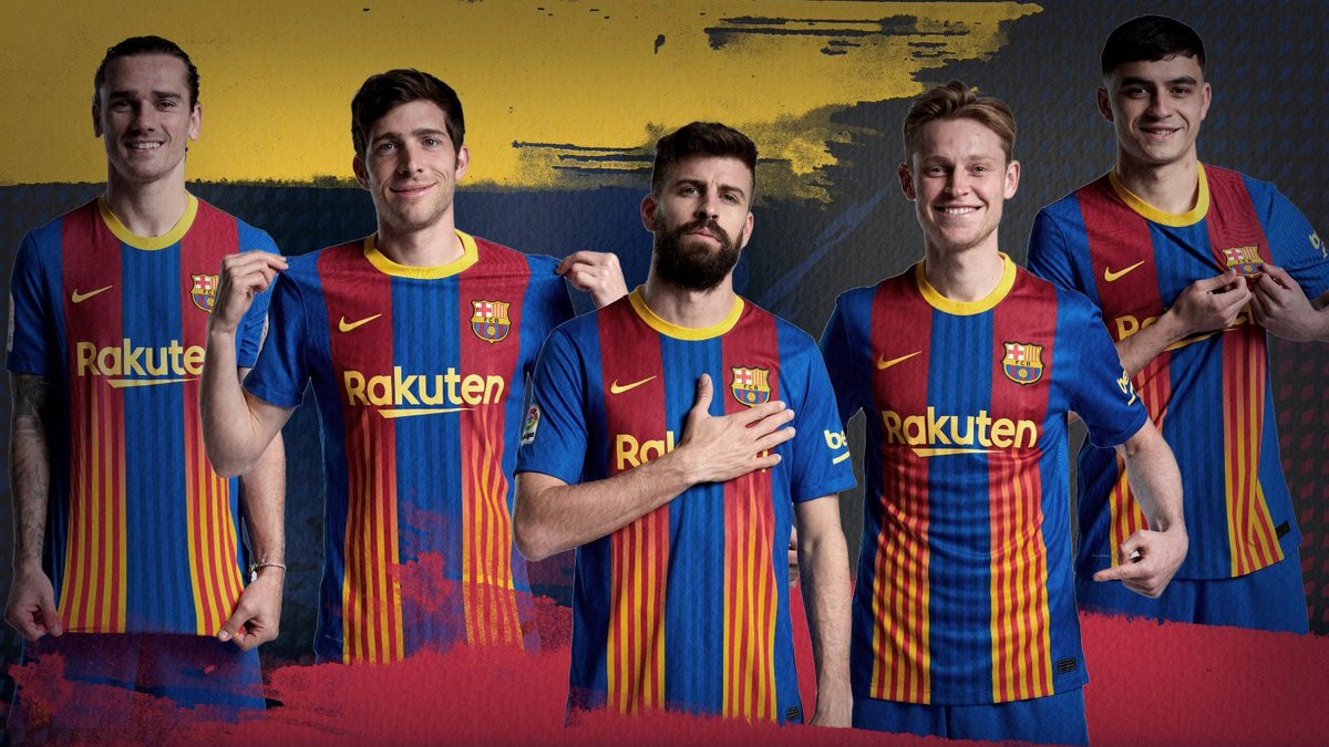 Los jugadores del Barcelona posan con la camiseta de la señera. (fcbarcelona.cat)