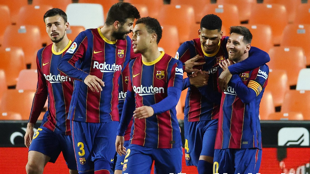 Los jugadores del Barcelona celebran el gol de Messi en Mestalla. (AFP)