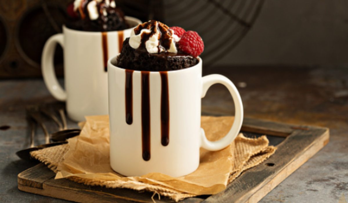 5 recetas de mug cake de chocolate para preparar un postre delicioso en 5 minutos