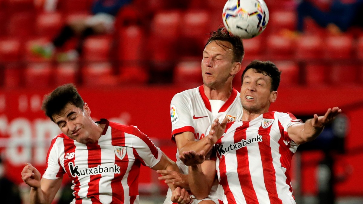 Rakitic pelea un balón en el Sevilla-Athletic. (EFE)