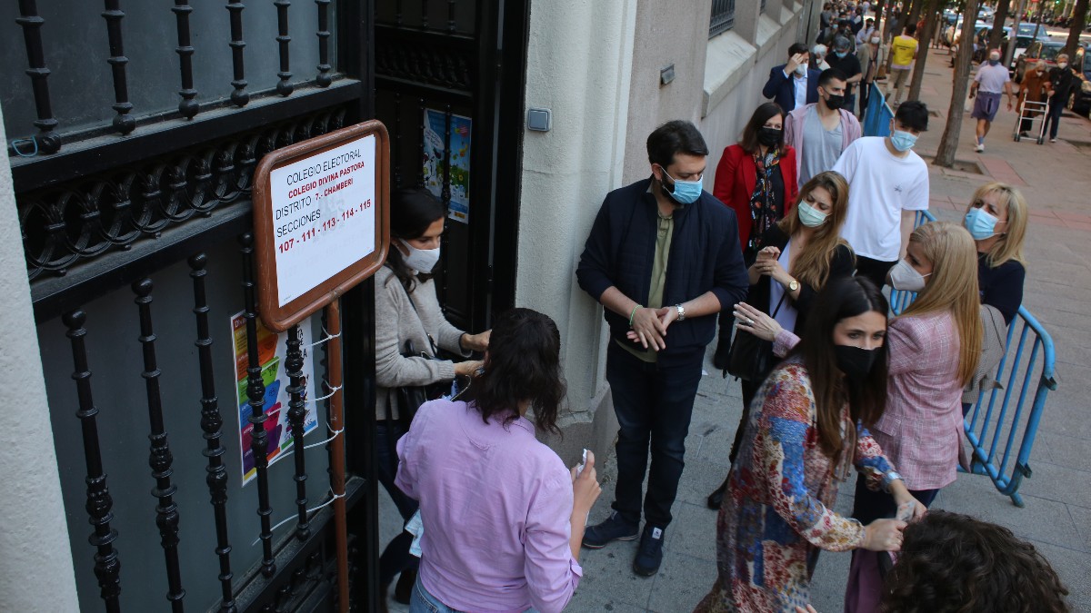 Cola en un colegio electoral.