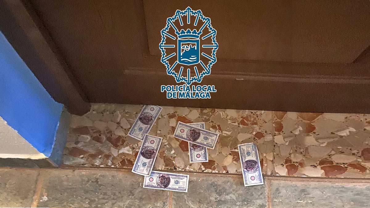 Los agentes, a las puertas de la habitación donde se celebraba la fiesta ilegal (Policía Local de Málaga).