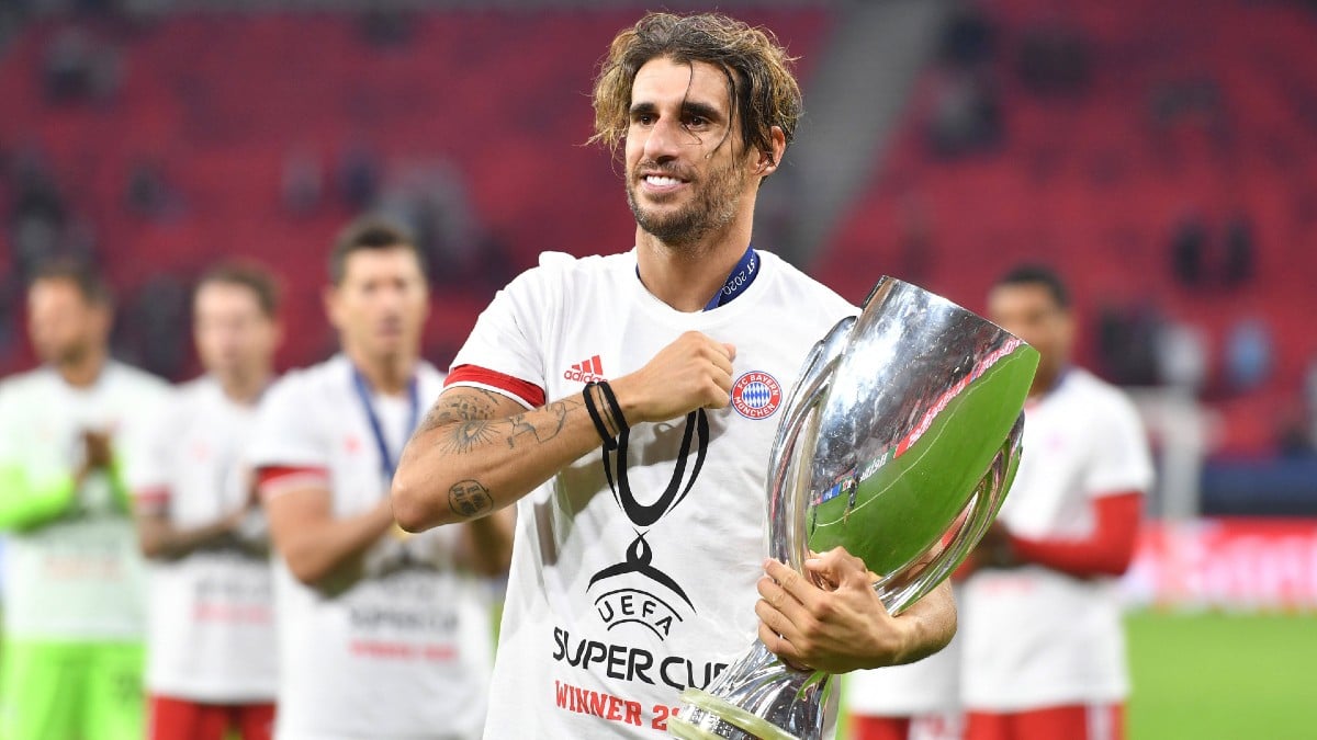 Javi Martínez, con el trofeo de la Supercopa de Europa. (@FCBayernES)