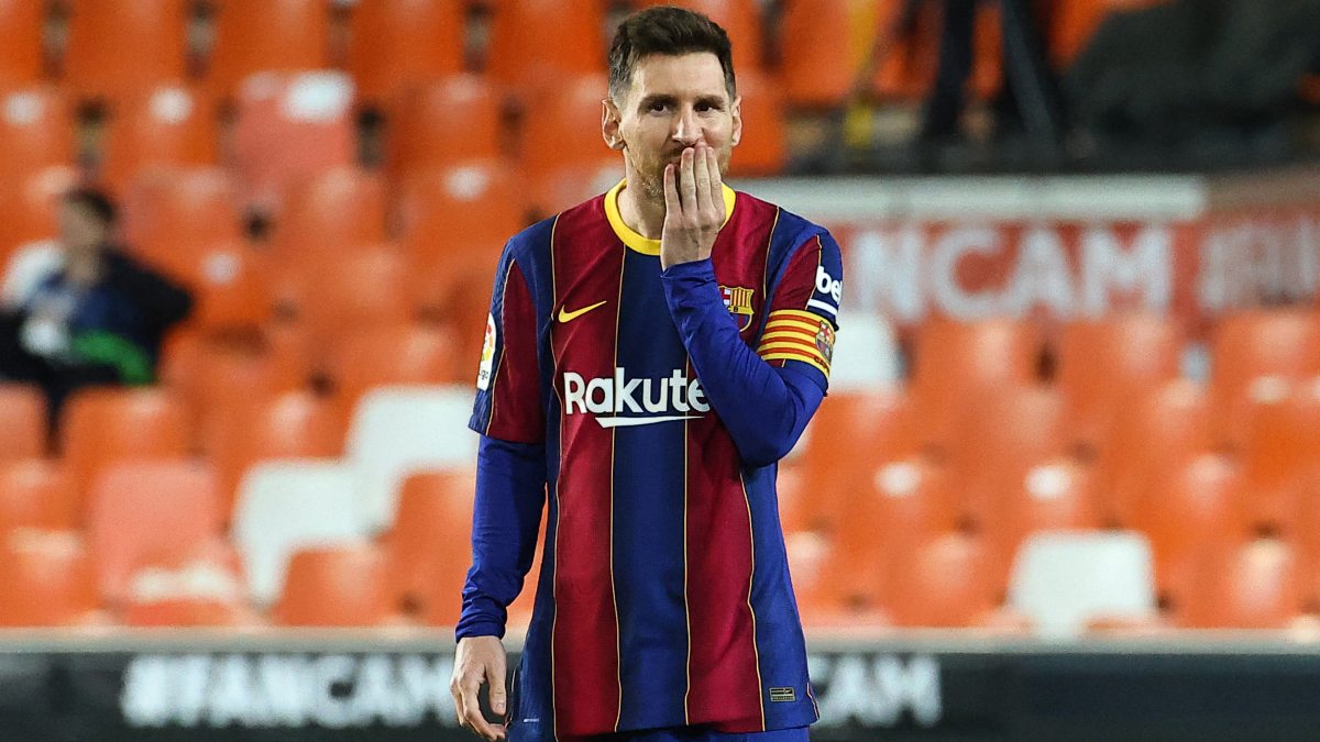 Leo Messi, preocupado en un partido de Mestalla con el Barcelona. (AFP)