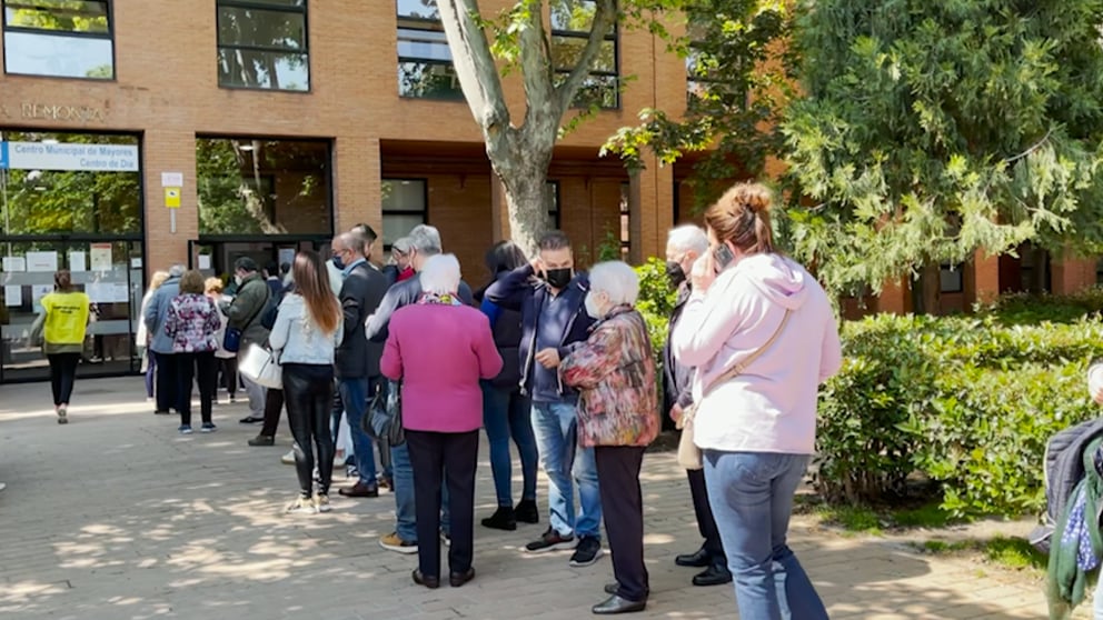 Una de las colas que se han formado hoy en los colegios electorales.