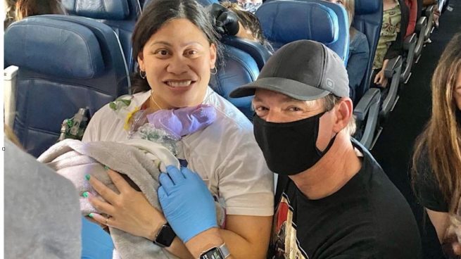 La historia más viral en TikTok: una mujer da a luz en un avión sin saber que estaba embarazada