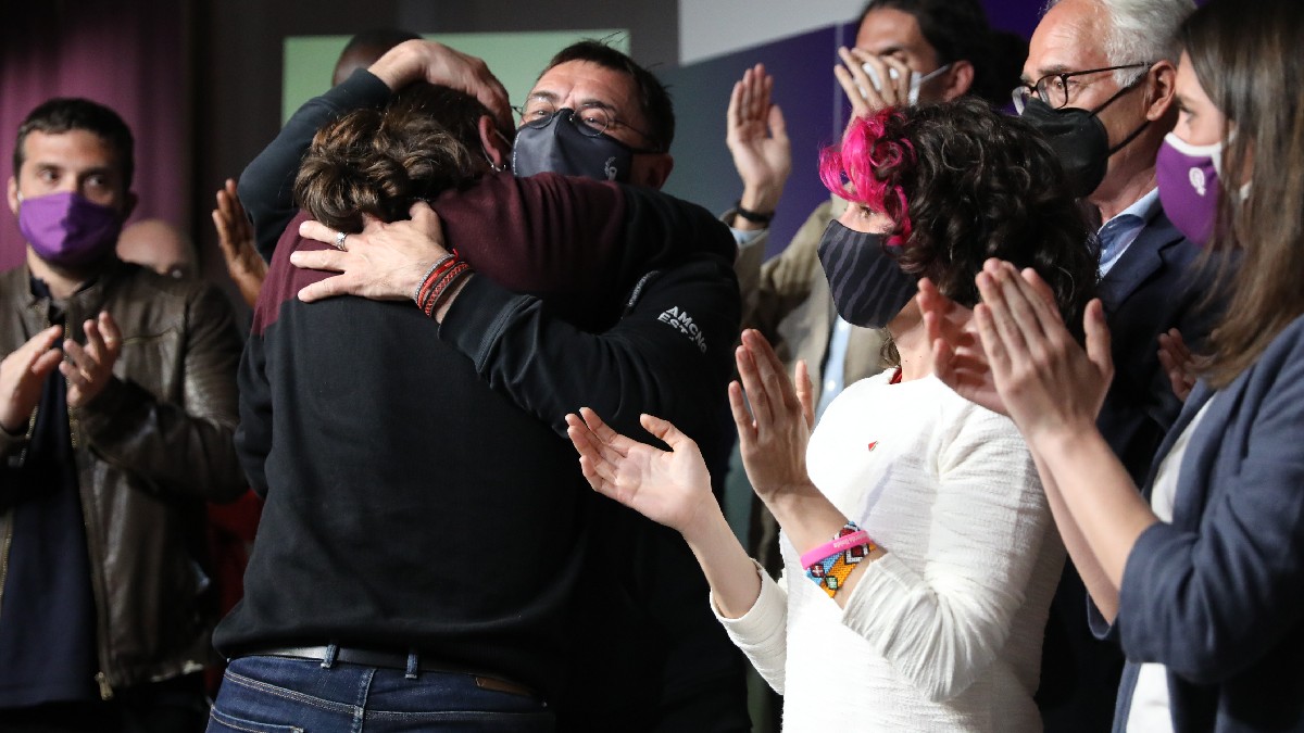 Monedero se abraza con Iglesias tras anunciar el líder de Podemos que deja la política.