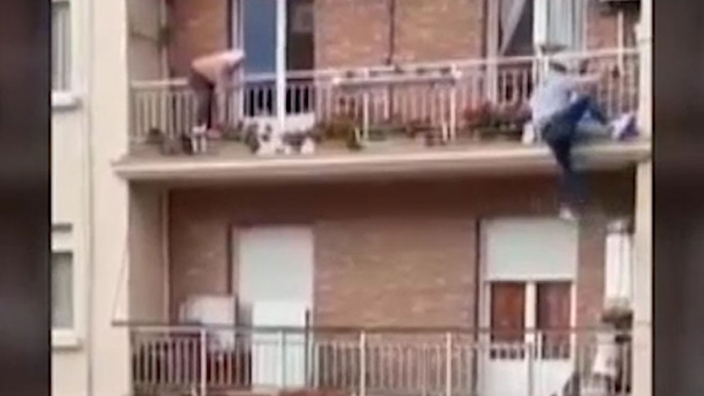 Un joven escala al piso de arriba para salvar a una anciana que se iba a caer