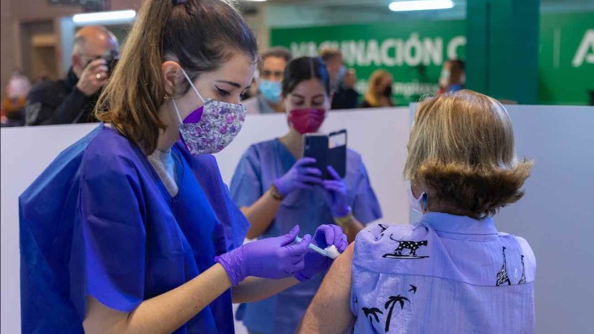 Una sanitaria vacuna a una mujer en el Estadio de La Cartuja de Sevilla (María José López / Europa Press).