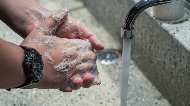 Descubre cómo evitar las manos secas a causa del lavado frecuente