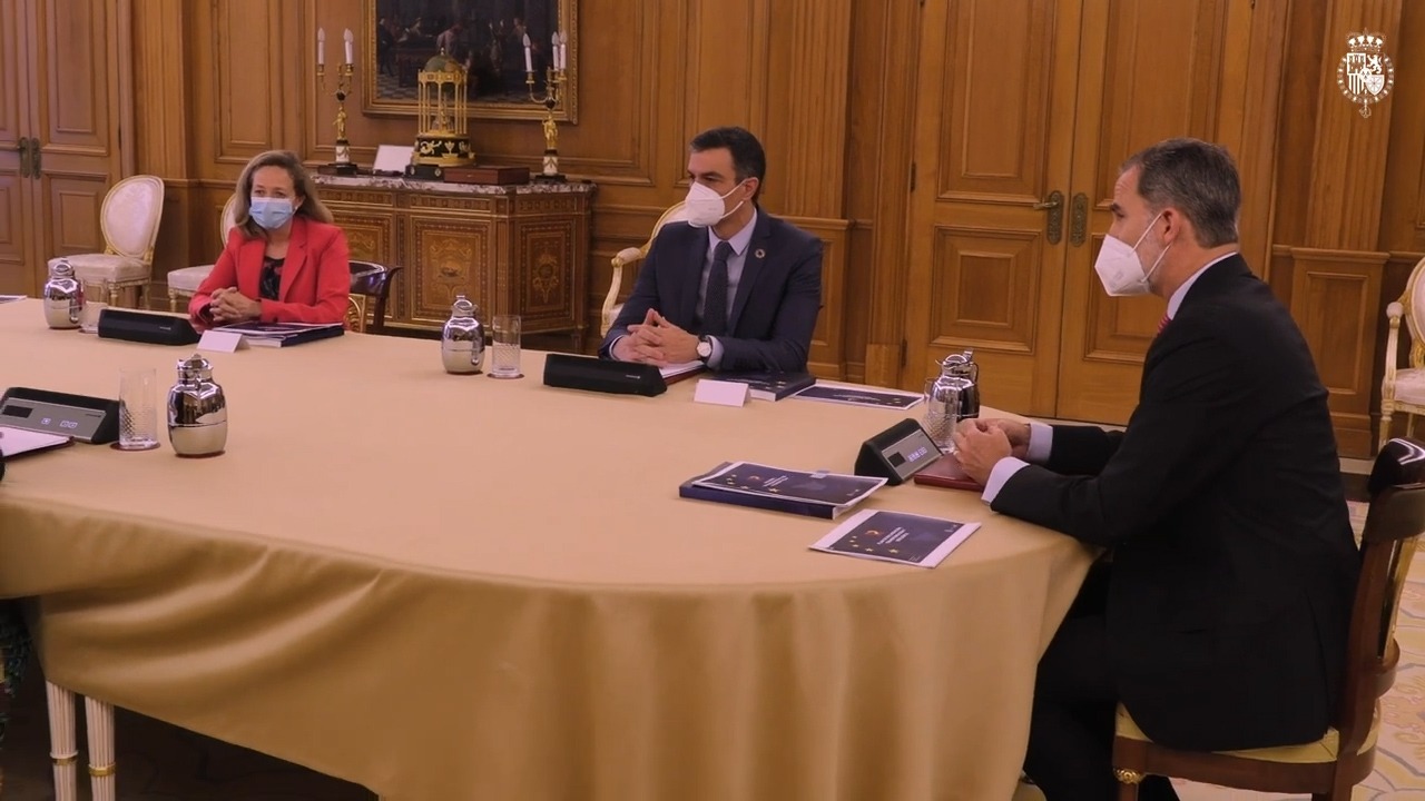 El Rey en la reunión con Sánchez y sus vicepresidentas en la Zarzuela