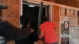 Un inmigrante siembra el caos en la Macarena (Sevilla) con varios heridos y coches destrozados.