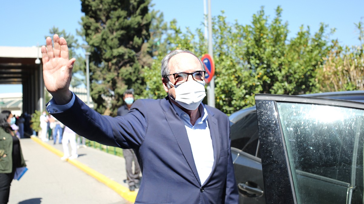 Ángel Gabilondo a su salida del hospital.