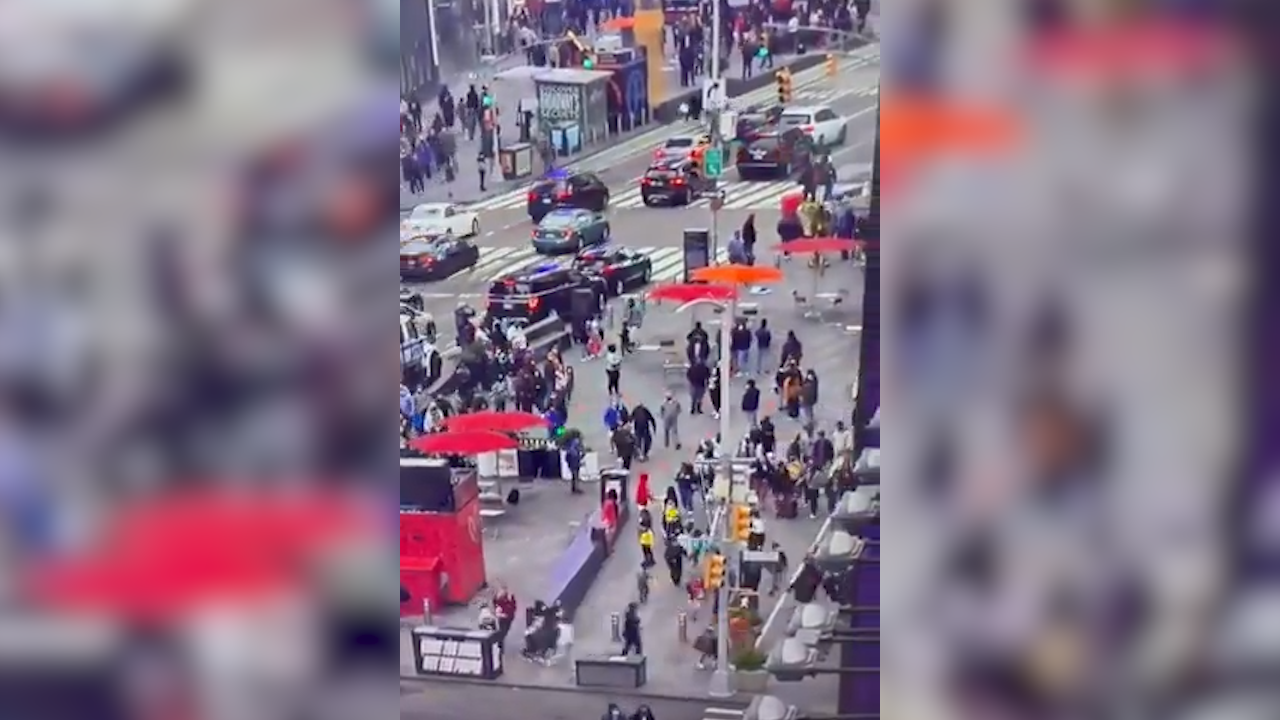 La gente corre tras escucharse tres disparos en Times Square