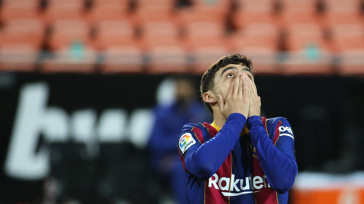 Pedri se lamenta de error durante el Valencia-Barcelona de Liga Santander. (AFP)