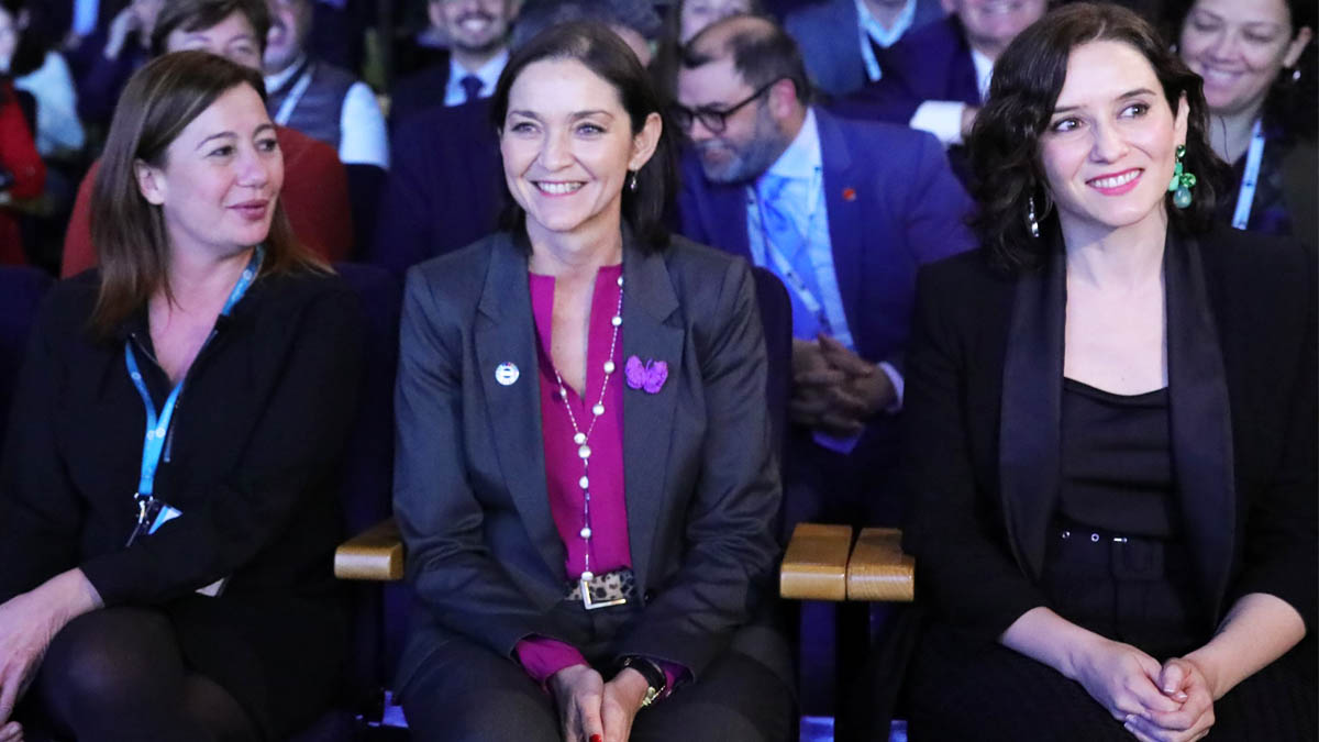 Francina Armengol e Isabel Díaz Ayuso con Reyes Maroto entre ambas (Foto: EP)