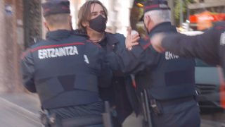 Cinco agentes a empujones con el reportero de OKDIARIO para evitar que pregunte a Iceta.
