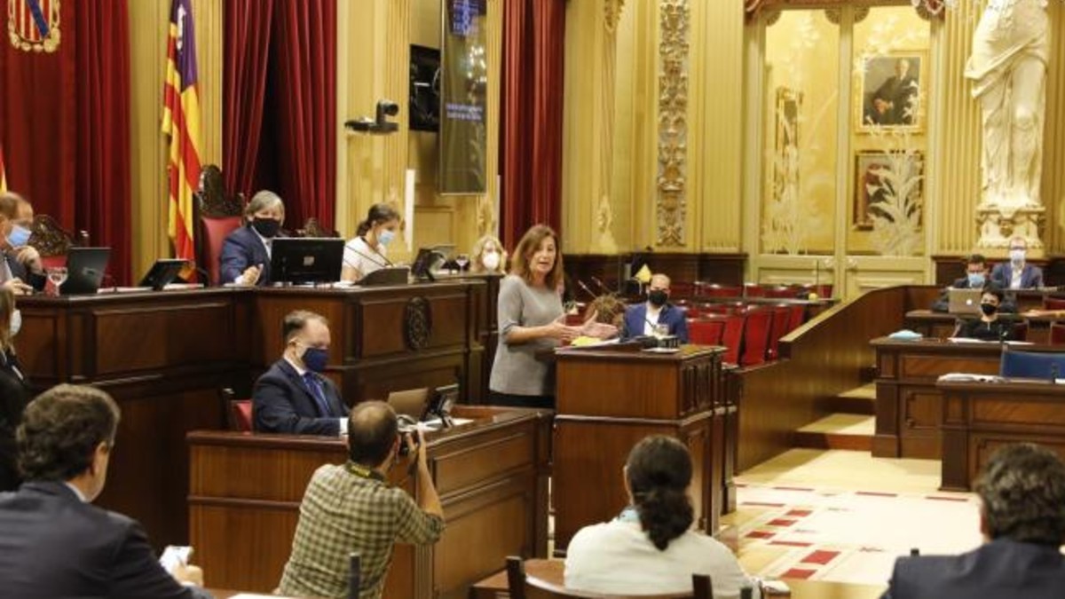 La presidente del Gobierno balear, Francina Armengol, durante un pleno en el Parlamento de Baleares.