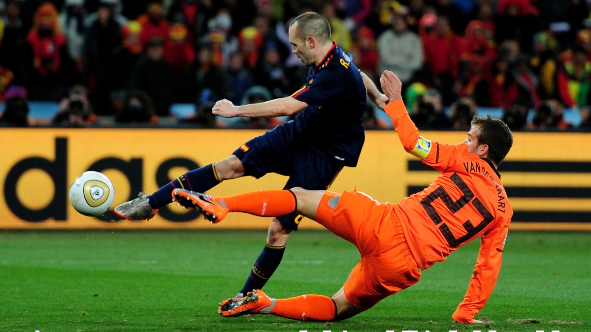 Iniesta engancha el balón que le dio el Mundial a España. (Getty)