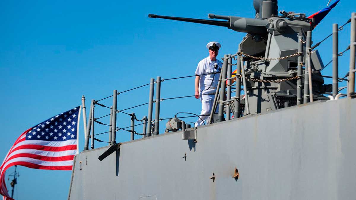 Un marine de los Estados Unidos en el USS Monterrey