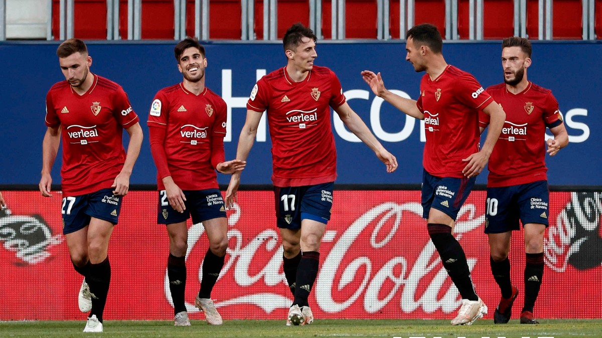 Budimir celebra con sus compañeros. (EFE)