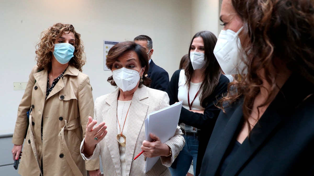 La vicepresidenta primera del Gobierno, Carmen Calvo, en el Senado. (Foto: EFE)